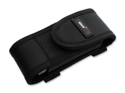 Das Specialist Pro von Böker Plus kommt mit Nylon Etui uind lässt sich damit perfekt jeden Tag am Gürtel tragen, um auf alles vorbereitet zu sein, was der Tag so bringt.