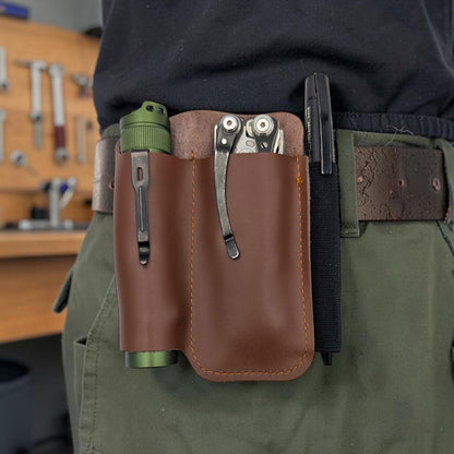 brauner Leder EDC Organizer am Gürtel getragen