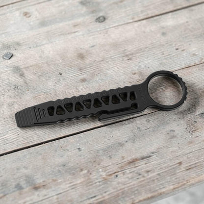 Kompaktes EDC Prybar Tool aus D2 Stahl in Schwarz für Alltag, Hebelarbeiten und als Ergänzung zum Taschenmesser.  Böker Plus Tango Bar Mini EDC Tool mit Griffring und Clip – kompaktes Prybar für Alltag und Outdoor Einsatz